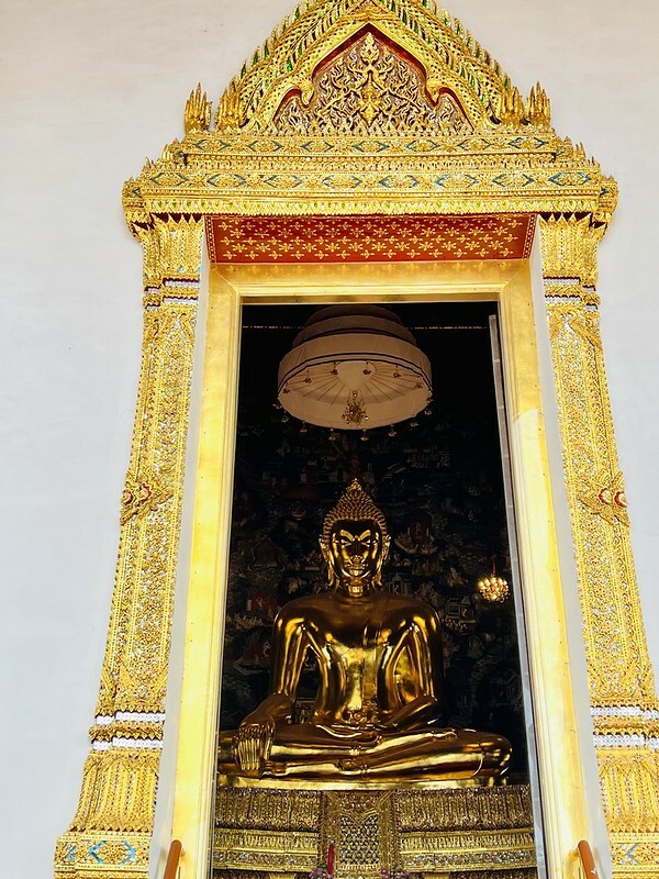 【亞洲，泰國，曼谷】初次見面，請多指教的「紅色大鞦韆」與「蘇泰寺 Wat Sutha tวัดสุทัศนเทพวราราม」。（