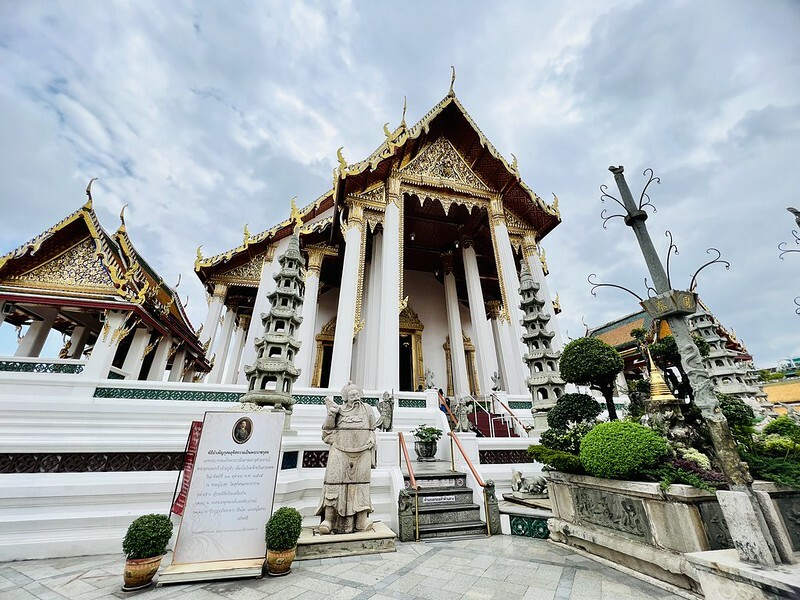 【亞洲，泰國，曼谷】初次見面，請多指教的「紅色大鞦韆」與「蘇泰寺 Wat Sutha tวัดสุทัศนเทพวราราม」。（