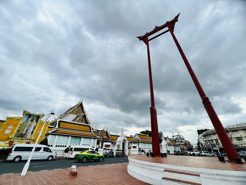 【亞洲，泰國，曼谷】初次見面，請多指教的「紅色大鞦韆」與「蘇泰寺 Wat Sutha tวัดสุทัศนเทพวราราม」。（