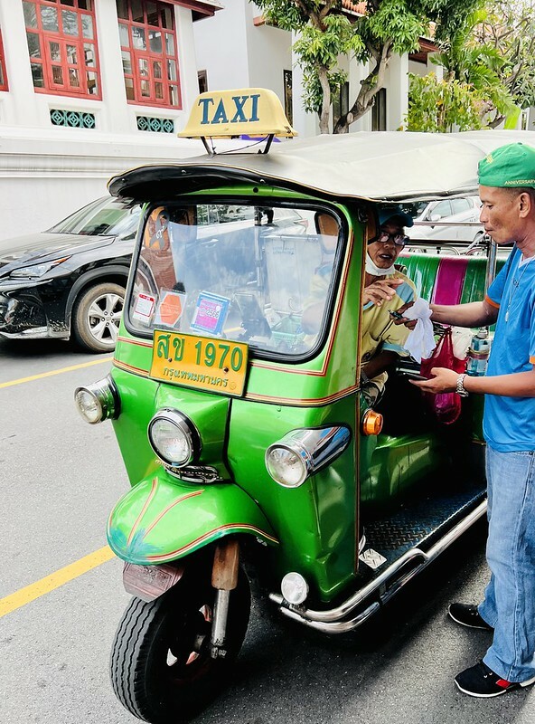 【亞洲，泰國，曼谷】初次見面，請多指教的「紅色大鞦韆」與「蘇泰寺 Wat Sutha tวัดสุทัศนเทพวราราม」。（