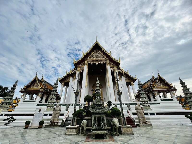【亞洲，泰國，曼谷】初次見面，請多指教的「紅色大鞦韆」與「蘇泰寺 Wat Sutha tวัดสุทัศนเทพวราราม」。（