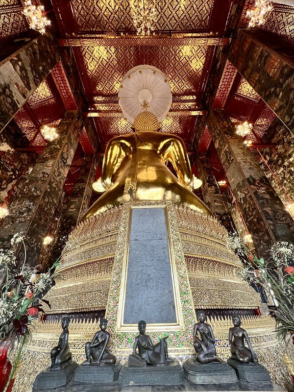 【亞洲，泰國，曼谷】初次見面，請多指教的「紅色大鞦韆」與「蘇泰寺 Wat Sutha tวัดสุทัศนเทพวราราม」。（