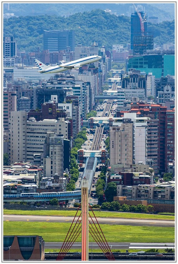 【飛機拍攝點】華航皮卡丘彩繪機航班‧機型‧拍攝點│桃園機場捷運‧台北捷運‧飛翔皮卡丘.尋寶歷險記彩繪列車‧