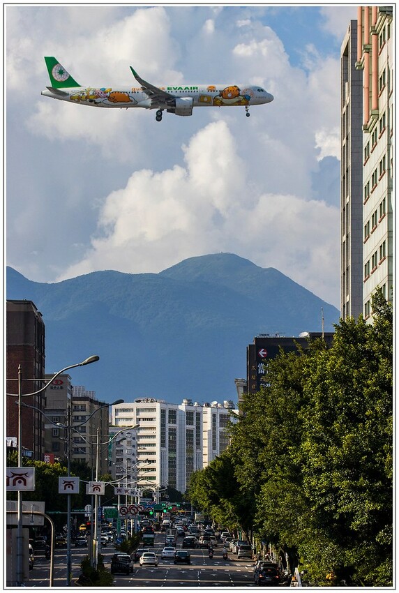 【飛機拍攝點】華航皮卡丘彩繪機航班‧機型‧拍攝點│桃園機場捷運‧台北捷運‧飛翔皮卡丘.尋寶歷險記彩繪列車‧