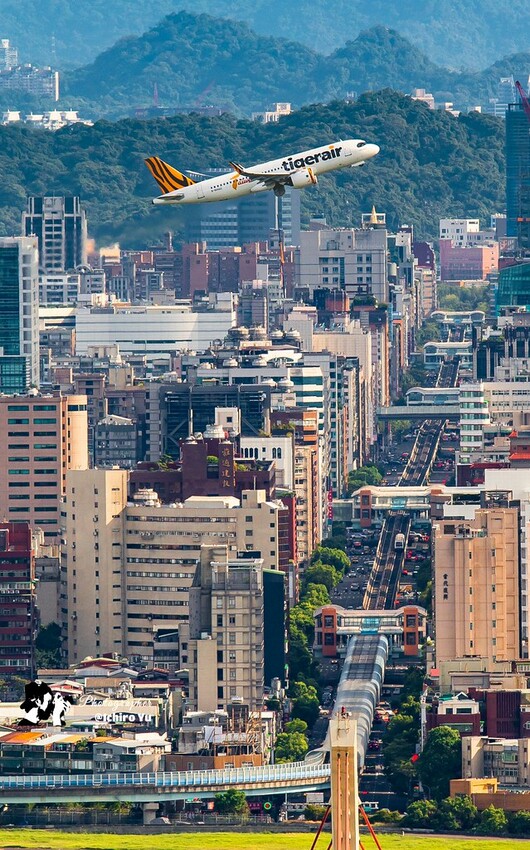 【飛機拍攝點】華航皮卡丘彩繪機航班‧機型‧拍攝點│桃園機場捷運‧台北捷運‧飛翔皮卡丘.尋寶歷險記彩繪列車‧