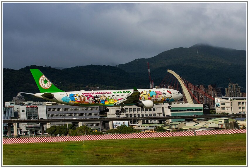 【飛機拍攝點】華航皮卡丘彩繪機航班‧機型‧拍攝點│桃園機場捷運‧台北捷運‧飛翔皮卡丘.尋寶歷險記彩繪列車‧