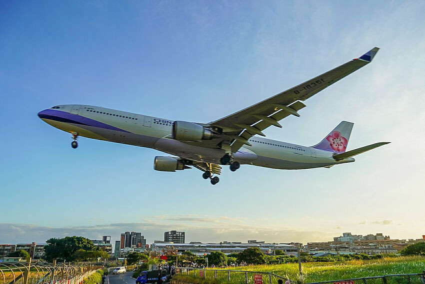 【飛機拍攝點】華航皮卡丘彩繪機航班‧機型‧拍攝點│桃園機場捷運‧台北捷運‧飛翔皮卡丘.尋寶歷險記彩繪列車‧