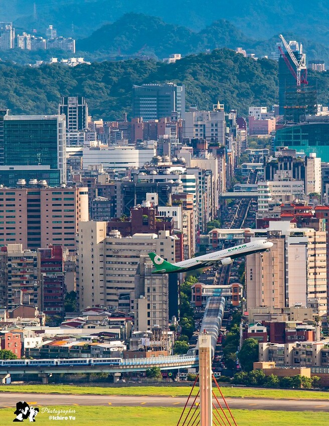 【飛機拍攝點】華航皮卡丘彩繪機航班‧機型‧拍攝點│桃園機場捷運‧台北捷運‧飛翔皮卡丘.尋寶歷險記彩繪列車‧