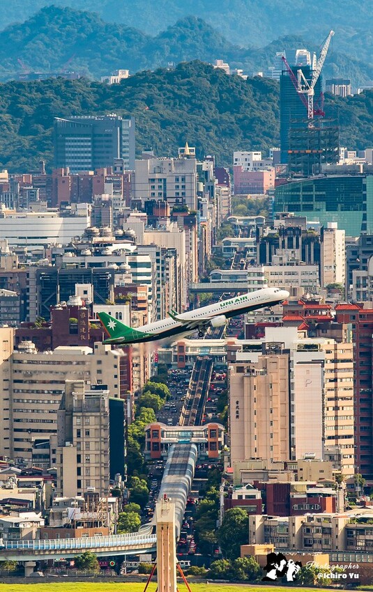 【飛機拍攝點】華航皮卡丘彩繪機航班‧機型‧拍攝點│桃園機場捷運‧台北捷運‧飛翔皮卡丘.尋寶歷險記彩繪列車‧