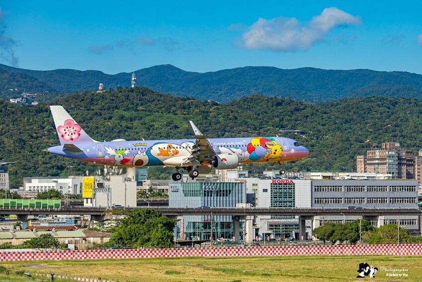 【飛機拍攝點】華航皮卡丘彩繪機航班‧機型‧拍攝點│桃園機場捷運‧台北捷運‧飛翔皮卡丘.尋寶歷險記彩繪列車‧