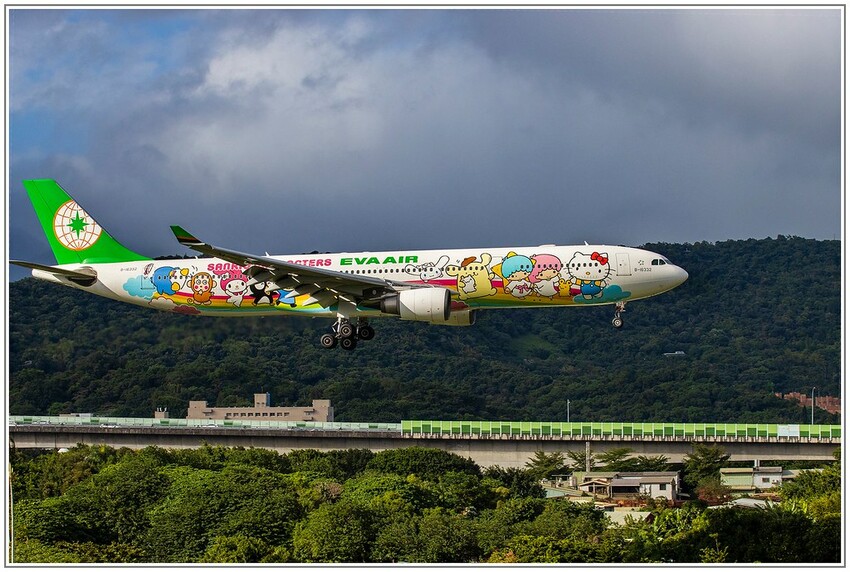 【飛機拍攝點】華航皮卡丘彩繪機航班‧機型‧拍攝點│桃園機場捷運‧台北捷運‧飛翔皮卡丘.尋寶歷險記彩繪列車‧