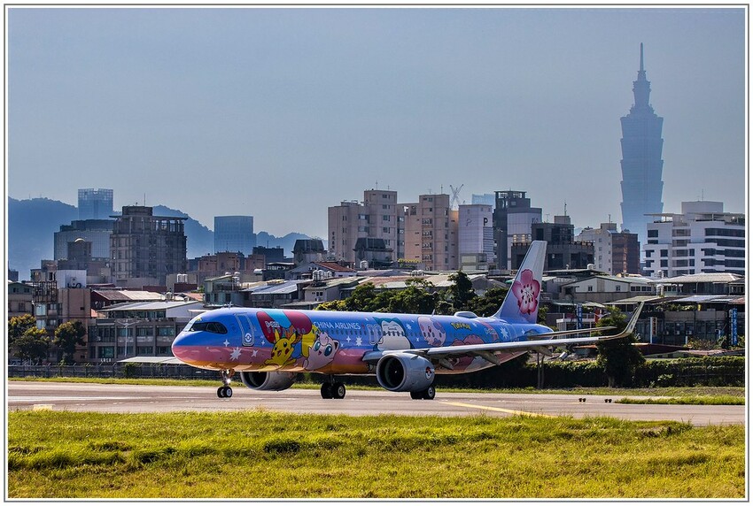 【飛機拍攝點】華航皮卡丘彩繪機航班‧機型‧拍攝點│桃園機場捷運‧台北捷運‧飛翔皮卡丘.尋寶歷險記彩繪列車‧