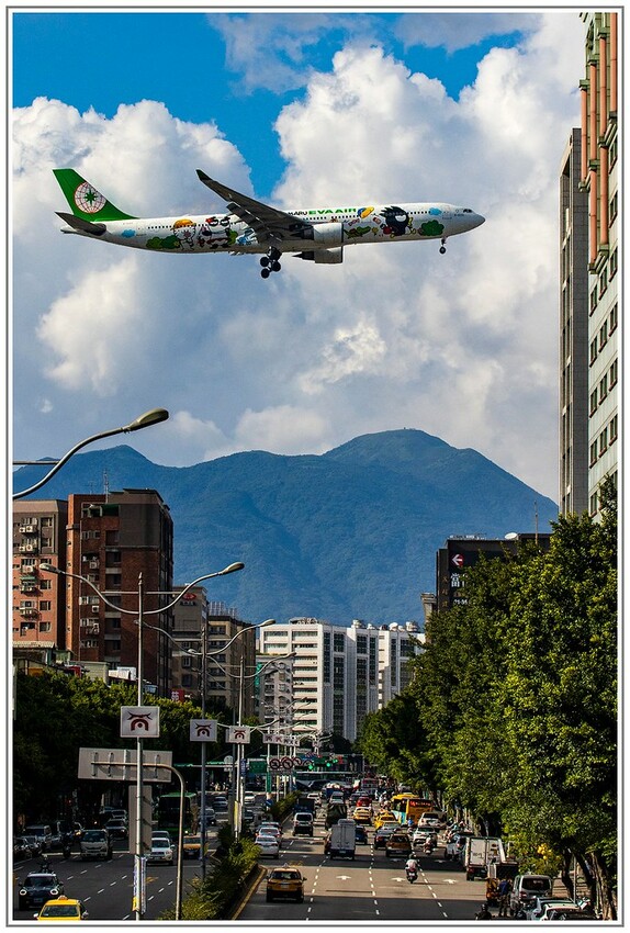 【飛機拍攝點】華航皮卡丘彩繪機航班‧機型‧拍攝點│桃園機場捷運‧台北捷運‧飛翔皮卡丘.尋寶歷險記彩繪列車‧