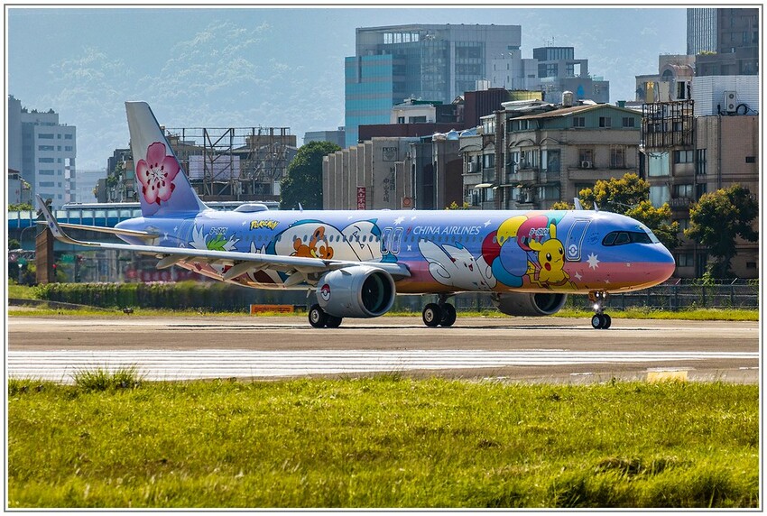 【飛機拍攝點】華航皮卡丘彩繪機航班‧機型‧拍攝點│桃園機場捷運‧台北捷運‧飛翔皮卡丘.尋寶歷險記彩繪列車‧