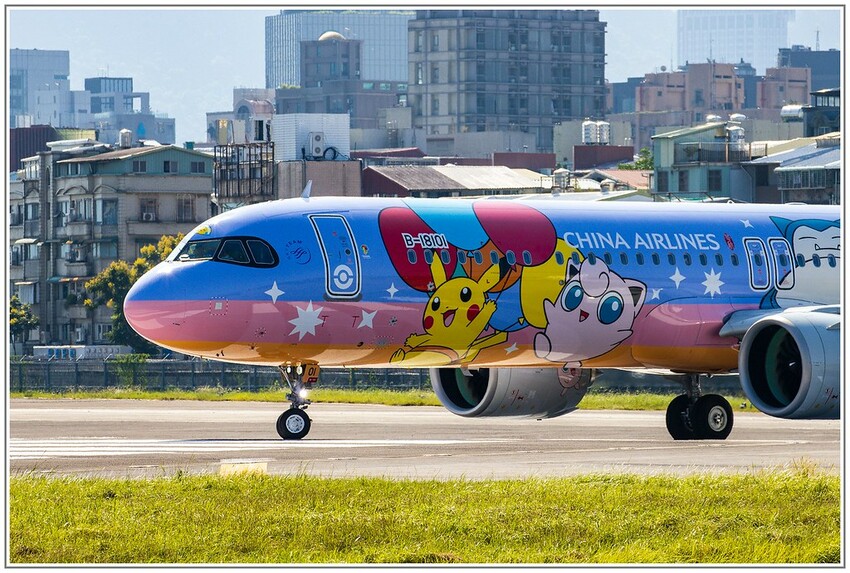 【飛機拍攝點】華航皮卡丘彩繪機航班‧機型‧拍攝點│桃園機場捷運‧台北捷運‧飛翔皮卡丘.尋寶歷險記彩繪列車‧