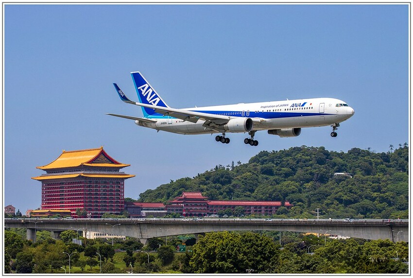 【飛機拍攝點】華航皮卡丘彩繪機航班‧機型‧拍攝點│桃園機場捷運‧台北捷運‧飛翔皮卡丘.尋寶歷險記彩繪列車‧