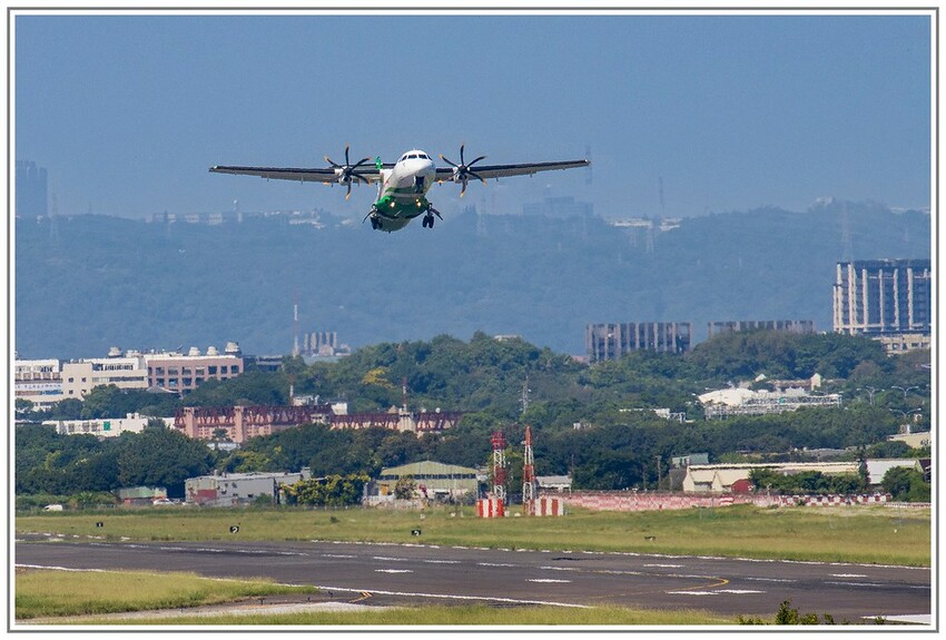【飛機拍攝點】華航皮卡丘彩繪機航班‧機型‧拍攝點│桃園機場捷運‧台北捷運‧飛翔皮卡丘.尋寶歷險記彩繪列車‧