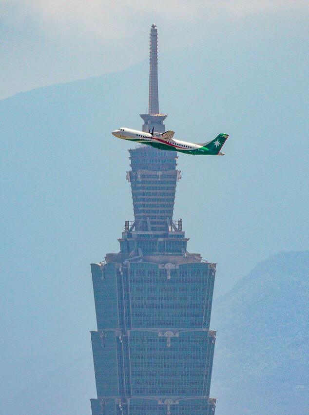 【飛機拍攝點】華航皮卡丘彩繪機航班‧機型‧拍攝點│桃園機場捷運‧台北捷運‧飛翔皮卡丘.尋寶歷險記彩繪列車‧