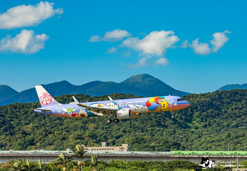 【飛機拍攝點】華航皮卡丘彩繪機航班‧機型‧拍攝點│桃園機場捷運‧台北捷運‧飛翔皮卡丘.尋寶歷險記彩繪列車‧