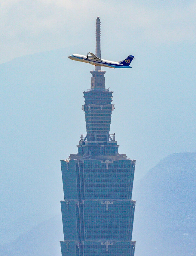 【飛機拍攝點】華航皮卡丘彩繪機航班‧機型‧拍攝點│桃園機場捷運‧台北捷運‧飛翔皮卡丘.尋寶歷險記彩繪列車‧