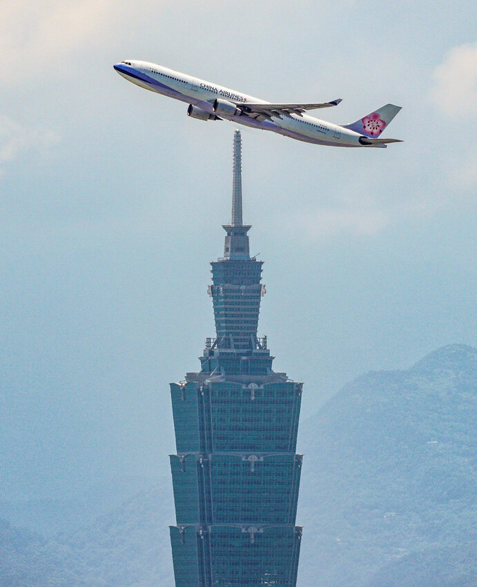 【飛機拍攝點】華航皮卡丘彩繪機航班‧機型‧拍攝點│桃園機場捷運‧台北捷運‧飛翔皮卡丘.尋寶歷險記彩繪列車‧