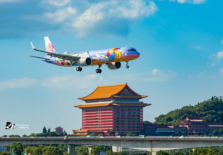 【飛機拍攝點】華航皮卡丘彩繪機航班‧機型‧拍攝點│桃園機場捷運‧台北捷運‧飛翔皮卡丘.尋寶歷險記彩繪列車‧