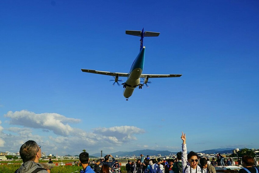 【飛機拍攝點】華航皮卡丘彩繪機航班‧機型‧拍攝點│桃園機場捷運‧台北捷運‧飛翔皮卡丘.尋寶歷險記彩繪列車‧