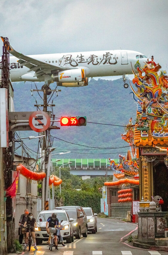 【飛機拍攝點】華航皮卡丘彩繪機航班‧機型‧拍攝點│桃園機場捷運‧台北捷運‧飛翔皮卡丘.尋寶歷險記彩繪列車‧