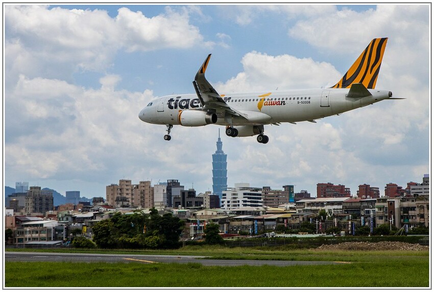 【飛機拍攝點】華航皮卡丘彩繪機航班‧機型‧拍攝點│桃園機場捷運‧台北捷運‧飛翔皮卡丘.尋寶歷險記彩繪列車‧