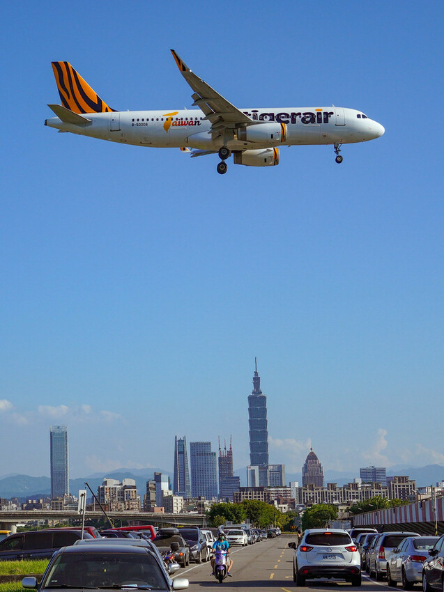 【飛機拍攝點】華航皮卡丘彩繪機航班‧機型‧拍攝點│桃園機場捷運‧台北捷運‧飛翔皮卡丘.尋寶歷險記彩繪列車‧