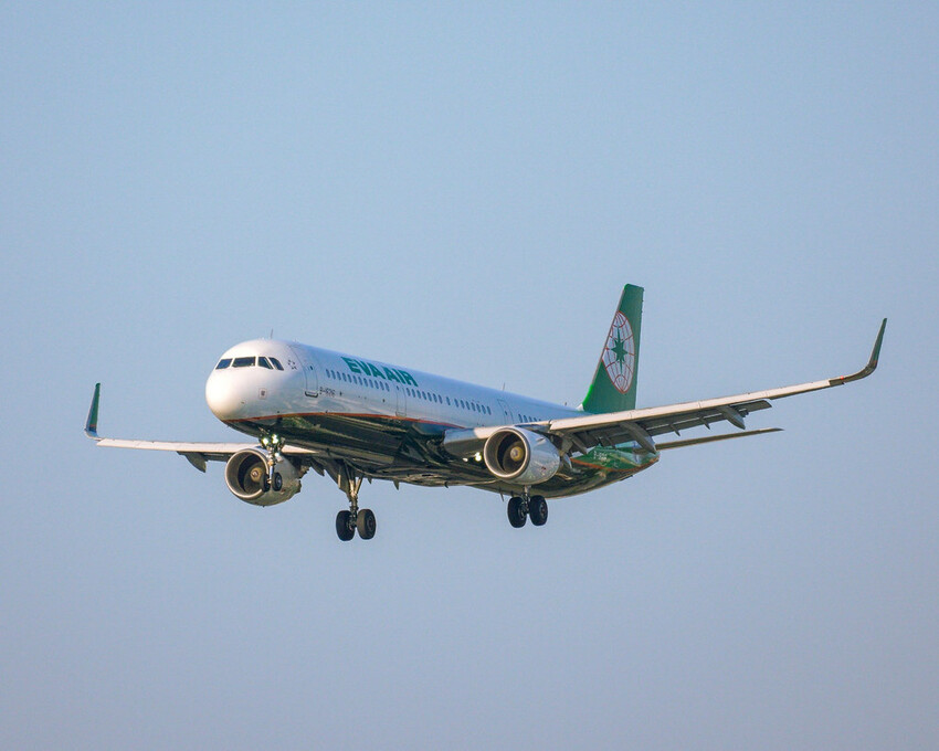 【飛機拍攝點】華航皮卡丘彩繪機航班‧機型‧拍攝點│桃園機場捷運‧台北捷運‧飛翔皮卡丘.尋寶歷險記彩繪列車‧