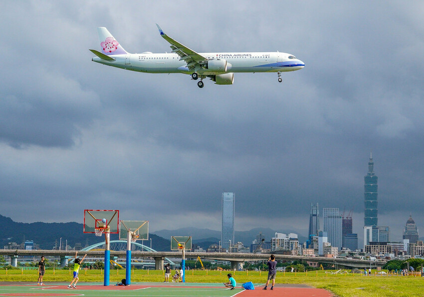 【飛機拍攝點】華航皮卡丘彩繪機航班‧機型‧拍攝點│桃園機場捷運‧台北捷運‧飛翔皮卡丘.尋寶歷險記彩繪列車‧
