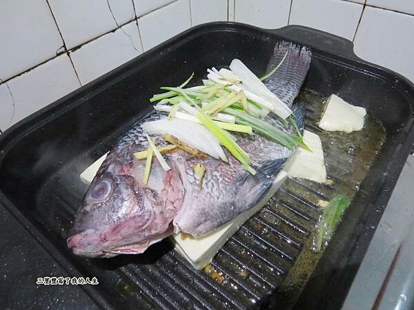 質感生活【日本Hirone】新橘黑 水蒸式健康蒸煮燒烤盤(含蓋+隔熱夾1雙) 燒烤、煎煮、蒸煮 輕鬆好料理