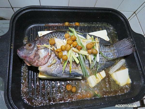 質感生活【日本Hirone】新橘黑 水蒸式健康蒸煮燒烤盤(含蓋+隔熱夾1雙) 燒烤、煎煮、蒸煮 輕鬆好料理