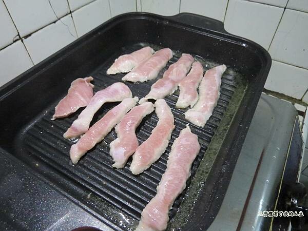 質感生活【日本Hirone】新橘黑 水蒸式健康蒸煮燒烤盤(含蓋+隔熱夾1雙) 燒烤、煎煮、蒸煮 輕鬆好料理