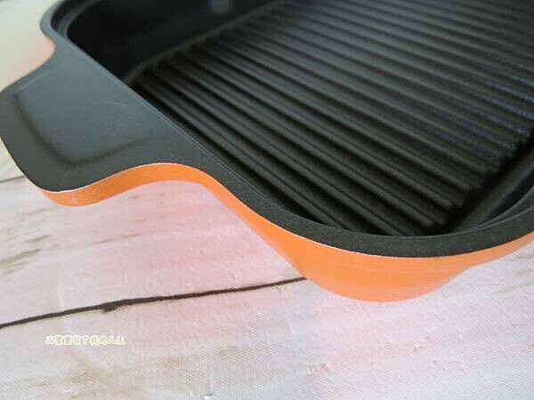 質感生活【日本Hirone】新橘黑 水蒸式健康蒸煮燒烤盤(含蓋+隔熱夾1雙) 燒烤、煎煮、蒸煮 輕鬆好料理