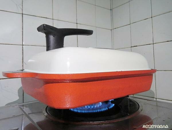 質感生活【日本Hirone】新橘黑 水蒸式健康蒸煮燒烤盤(含蓋+隔熱夾1雙) 燒烤、煎煮、蒸煮 輕鬆好料理