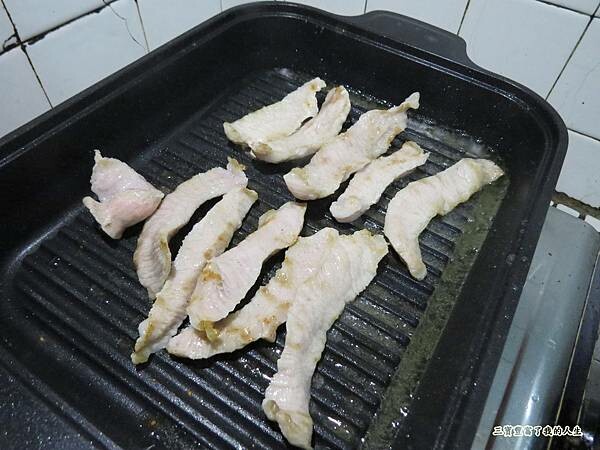 質感生活【日本Hirone】新橘黑 水蒸式健康蒸煮燒烤盤(含蓋+隔熱夾1雙) 燒烤、煎煮、蒸煮 輕鬆好料理