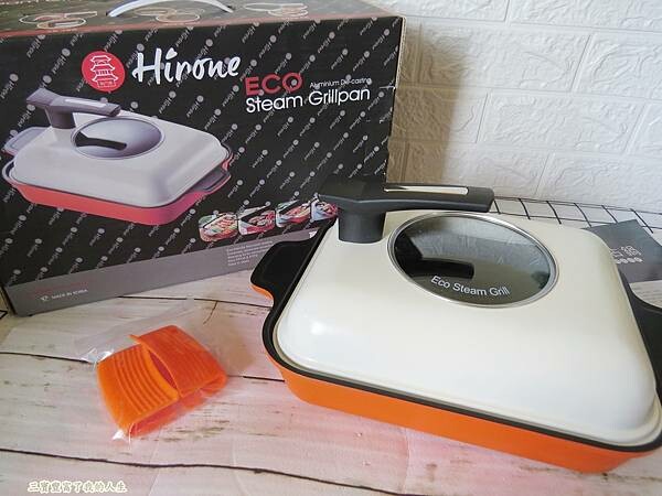 質感生活【日本Hirone】新橘黑 水蒸式健康蒸煮燒烤盤(含蓋+隔熱夾1雙) 燒烤、煎煮、蒸煮 輕鬆好料理