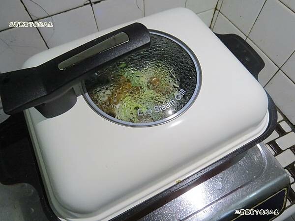 質感生活【日本Hirone】新橘黑 水蒸式健康蒸煮燒烤盤(含蓋+隔熱夾1雙) 燒烤、煎煮、蒸煮 輕鬆好料理