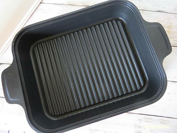 質感生活【日本Hirone】新橘黑 水蒸式健康蒸煮燒烤盤(含蓋+隔熱夾1雙) 燒烤、煎煮、蒸煮 輕鬆好料理