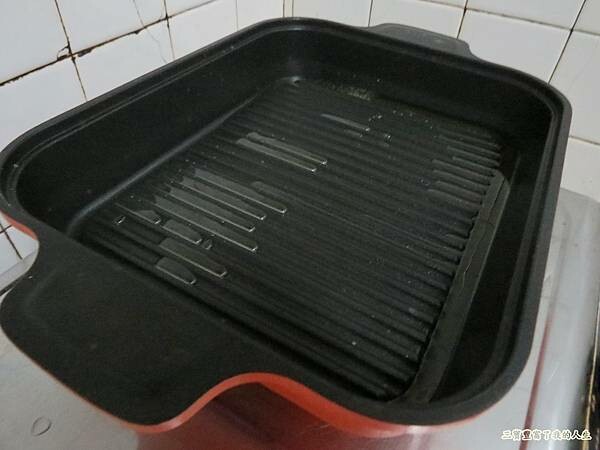 質感生活【日本Hirone】新橘黑 水蒸式健康蒸煮燒烤盤(含蓋+隔熱夾1雙) 燒烤、煎煮、蒸煮 輕鬆好料理