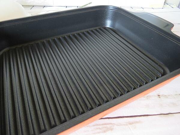 質感生活【日本Hirone】新橘黑 水蒸式健康蒸煮燒烤盤(含蓋+隔熱夾1雙) 燒烤、煎煮、蒸煮 輕鬆好料理