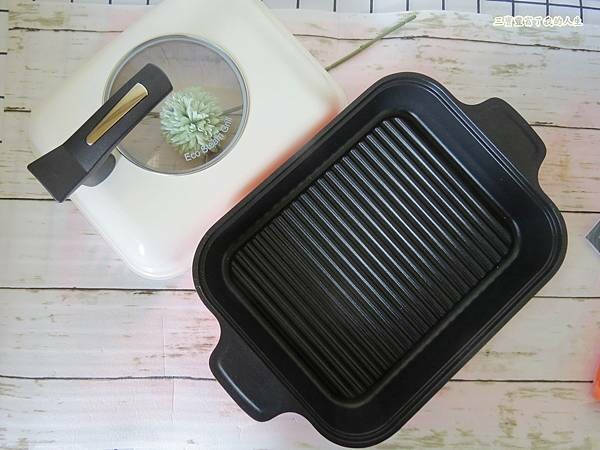 質感生活【日本Hirone】新橘黑 水蒸式健康蒸煮燒烤盤(含蓋+隔熱夾1雙) 燒烤、煎煮、蒸煮 輕鬆好料理