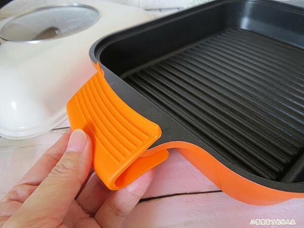 質感生活【日本Hirone】新橘黑 水蒸式健康蒸煮燒烤盤(含蓋+隔熱夾1雙) 燒烤、煎煮、蒸煮 輕鬆好料理