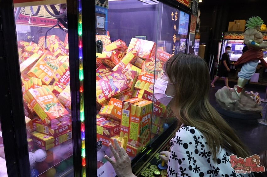 【台南娛樂】夾客棧物流商城！台南唯一一間夾娃娃送摸彩，最大獎五十吋液晶電視送給你~ - 熱血玩台南。跳躍新世界