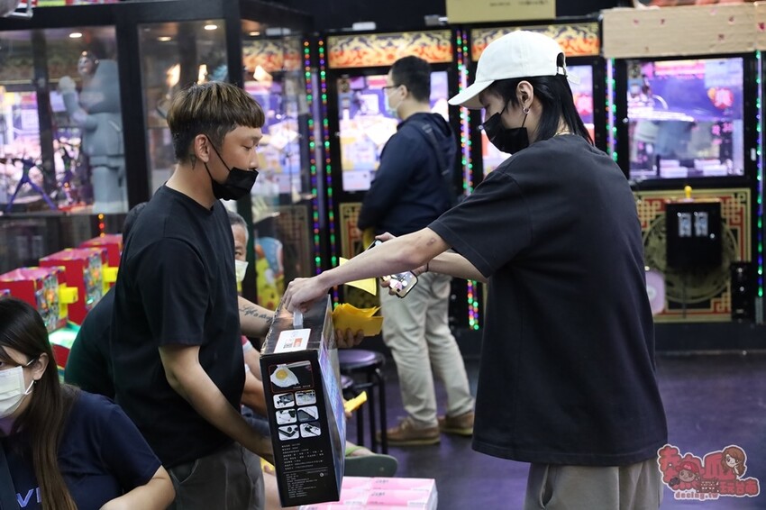【台南娛樂】夾客棧物流商城！台南唯一一間夾娃娃送摸彩，最大獎五十吋液晶電視送給你~ - 熱血玩台南。跳躍新世界