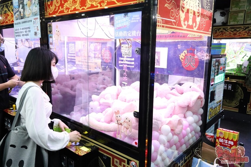 【台南娛樂】夾客棧物流商城！台南唯一一間夾娃娃送摸彩，最大獎五十吋液晶電視送給你~ - 熱血玩台南。跳躍新世界