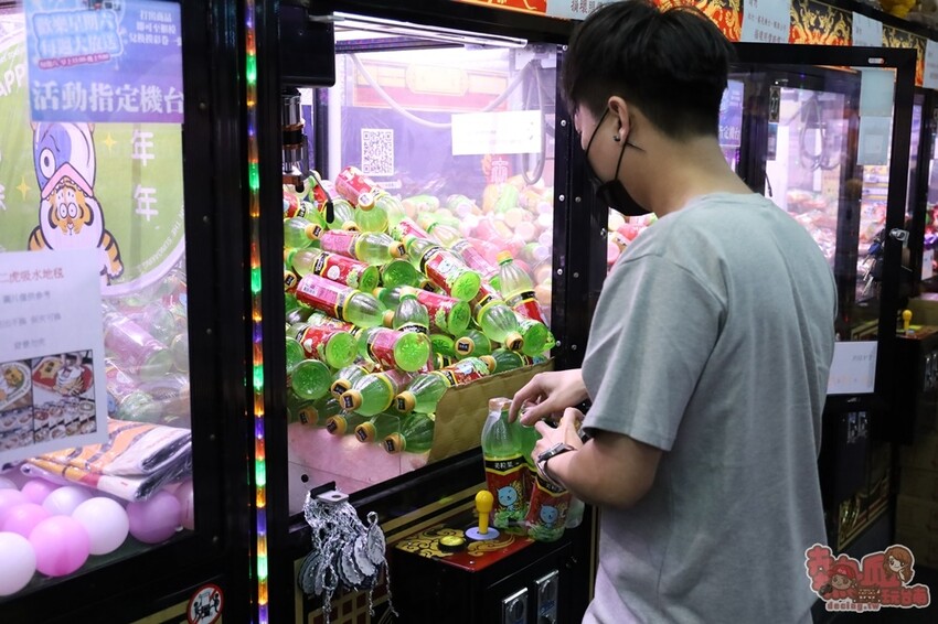 【台南娛樂】夾客棧物流商城！台南唯一一間夾娃娃送摸彩，最大獎五十吋液晶電視送給你~ - 熱血玩台南。跳躍新世界