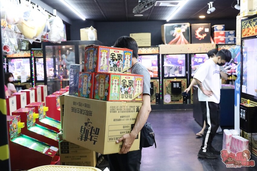 【台南娛樂】夾客棧物流商城！台南唯一一間夾娃娃送摸彩，最大獎五十吋液晶電視送給你~ - 熱血玩台南。跳躍新世界